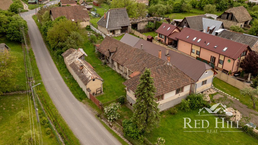 Rodinný dom s viacerými vedľajšími stavbami na predaj - Devičie