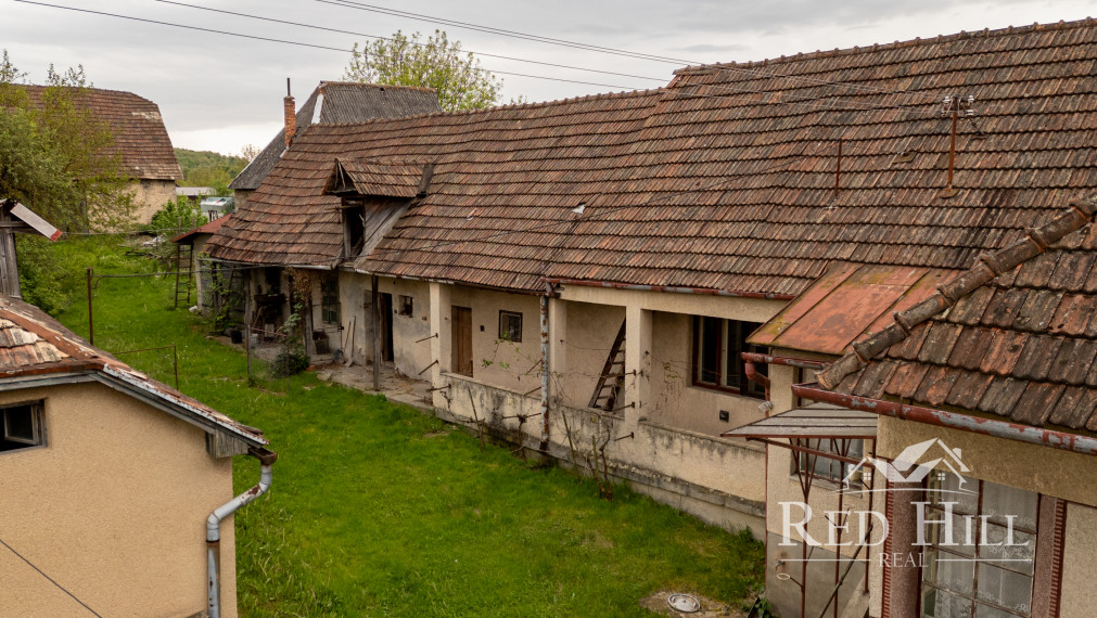 Rodinný dom s viacerými vedľajšími stavbami na predaj - Devičie