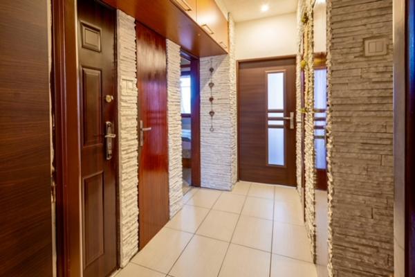 Na predaj 4 izbový byt s garážou a 2 pivnicami v meste Krupina